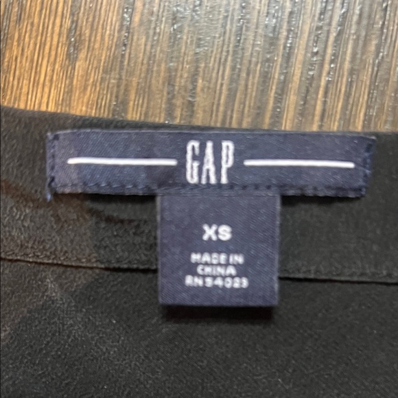 Gap 100% Silk Women’s Black Short Sleeve Top Blouse Shirt XS ruching at collar - Picture 2 of 4